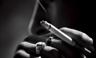 Dlaczego tak trudno zrezygnować z palenia papierosów?