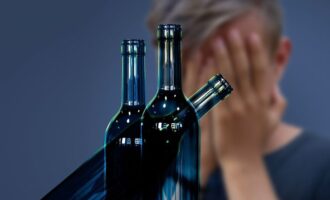 Jak zmusić alkoholika do leczenia – wniosek o przymusowe leczenie