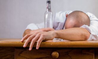 Skutki picia alkoholu: wpływ na zdrowie, psychikę i życie społeczne